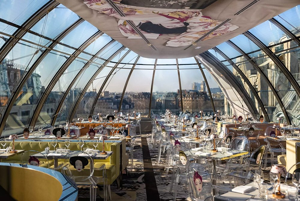Ĉar au-dessus des toits parisiens, KONG proponas cuisine de fusion, mêlant l'élégance française à l'exotisme japonais. Eksciu kadro époustouflant kun vue panoramique sur la Seine et le Pont Neuf. Ĉiu bouchée estas aventuro, vojaĝo inter du kulturoj, en dekoracio futurisma kaj ŝika.