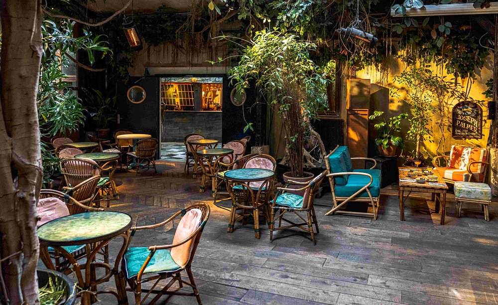 Salle de l'Aquarium au Comptoir Général se prezentas comme un espace versatile, pouvant être adapté à divers événements. Son ambiance verdoyante ajoute une touche naturelle et rafraîchisante, offrant un cadre unique pour des occasions specials.